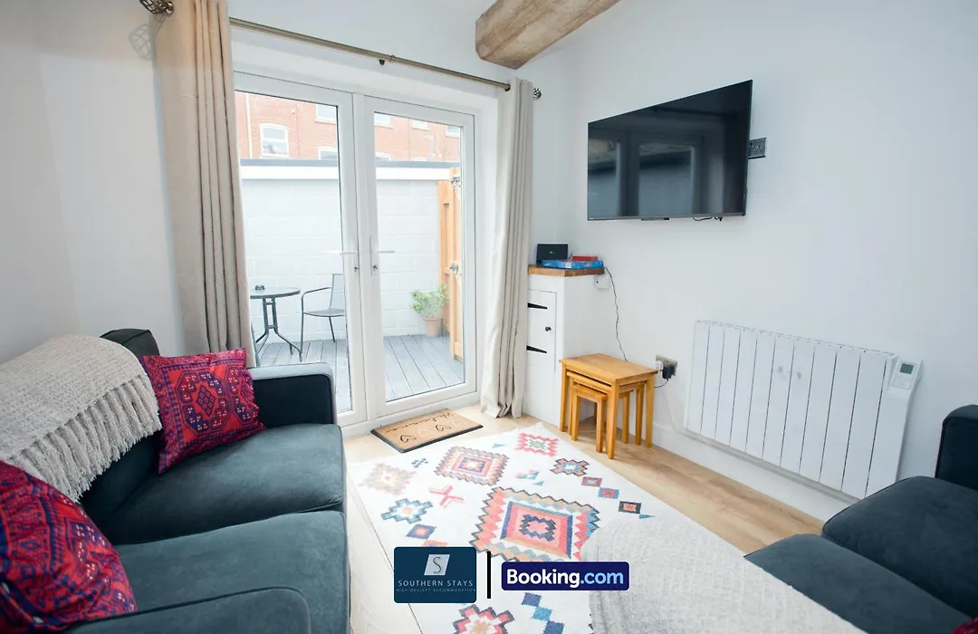 2 Bed House By Southern Stays Short Lets & Serviced Accommodation Bournemouth With Parking - Relocation & Family, 1Km From The Beach-1