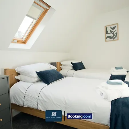 2 Bed House By Southern Stays Short Lets & Serviced Accommodation Bournemouth With Parking - Relocation & Family, 1Km From The Beach-2